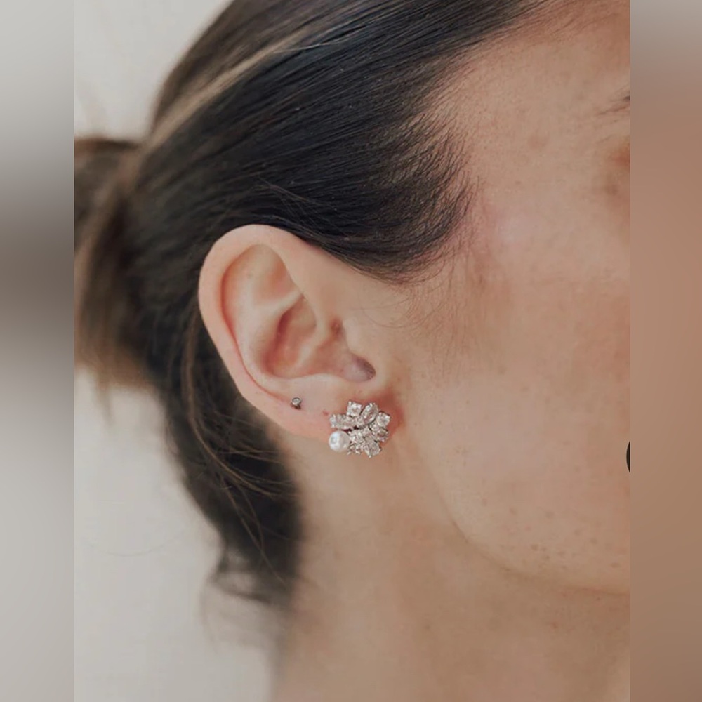 Untamed Petals - Kori Stud Elegant Silver and Pearl Flower Earrings
